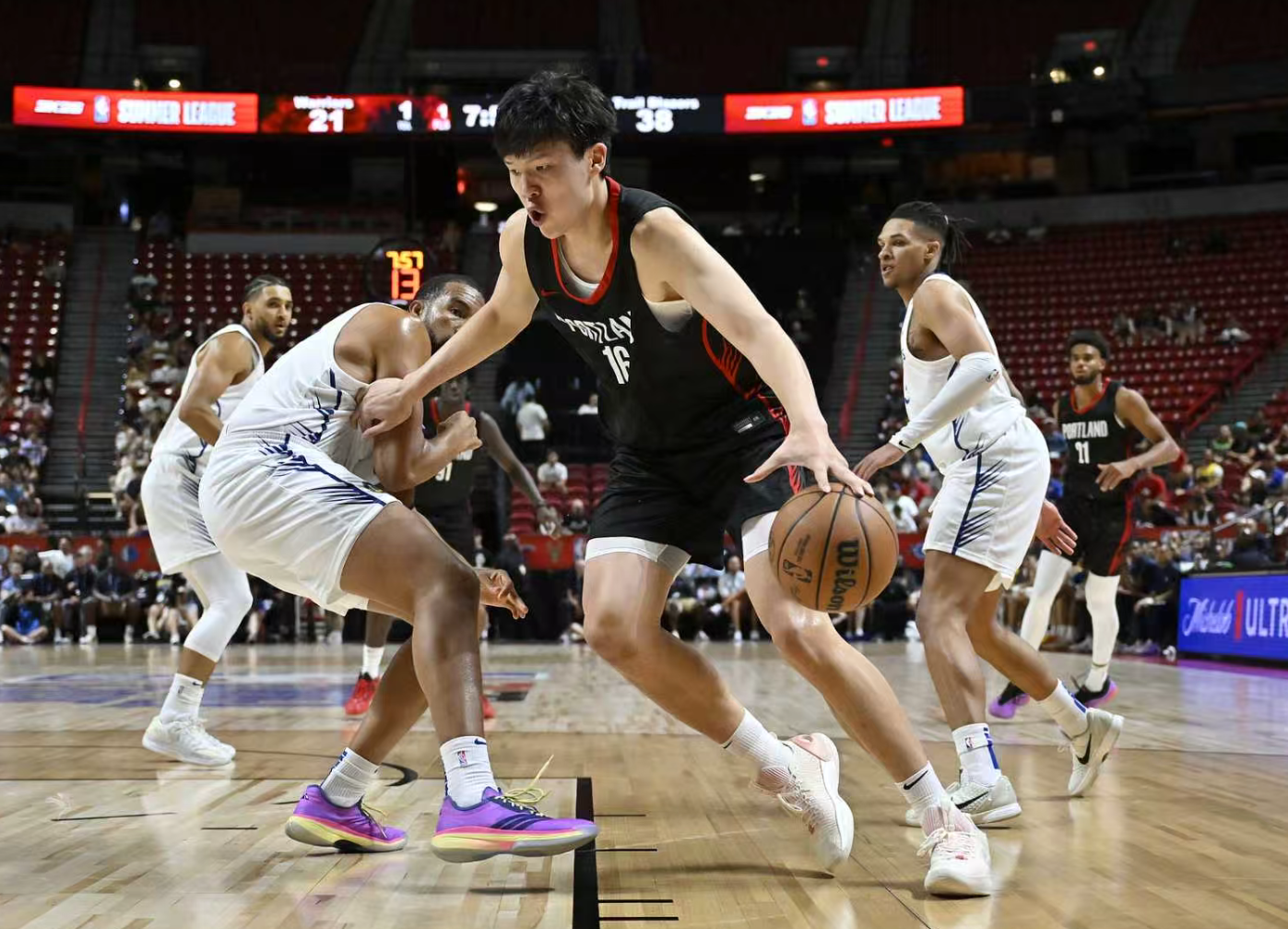 杨瀚森10+5+4+1断3帽引全美热议：潜力无限 中国约基奇 强大武器