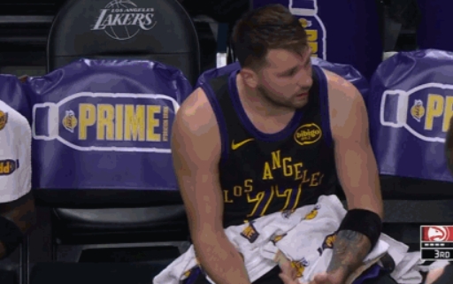 PP电子(中国)-东契奇连续3个失误后被换下 将毛巾一扔坐到板凳席末端