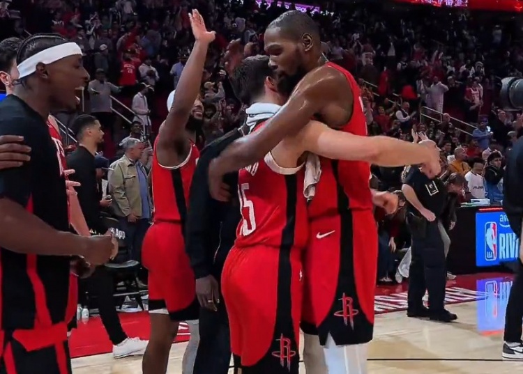 PP电子(中国)-小伙子你是功臣！杜兰特申京赛后拍谢泼德的脑袋致意 范乔丹转发